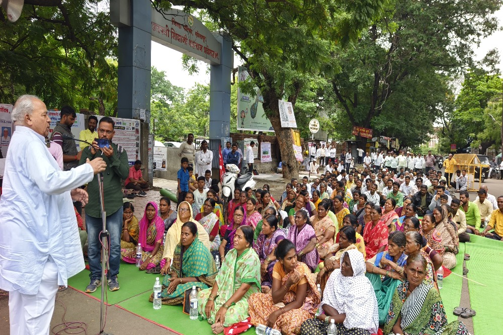 भाजीपाला, फळे विक्रेते व फेरीवाला यांचा पालिका प्रशानाच्या विरोधात आक्रोश मोर्चा! 